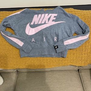 Girls XL cropped Nike Hoodie in gray & light pink